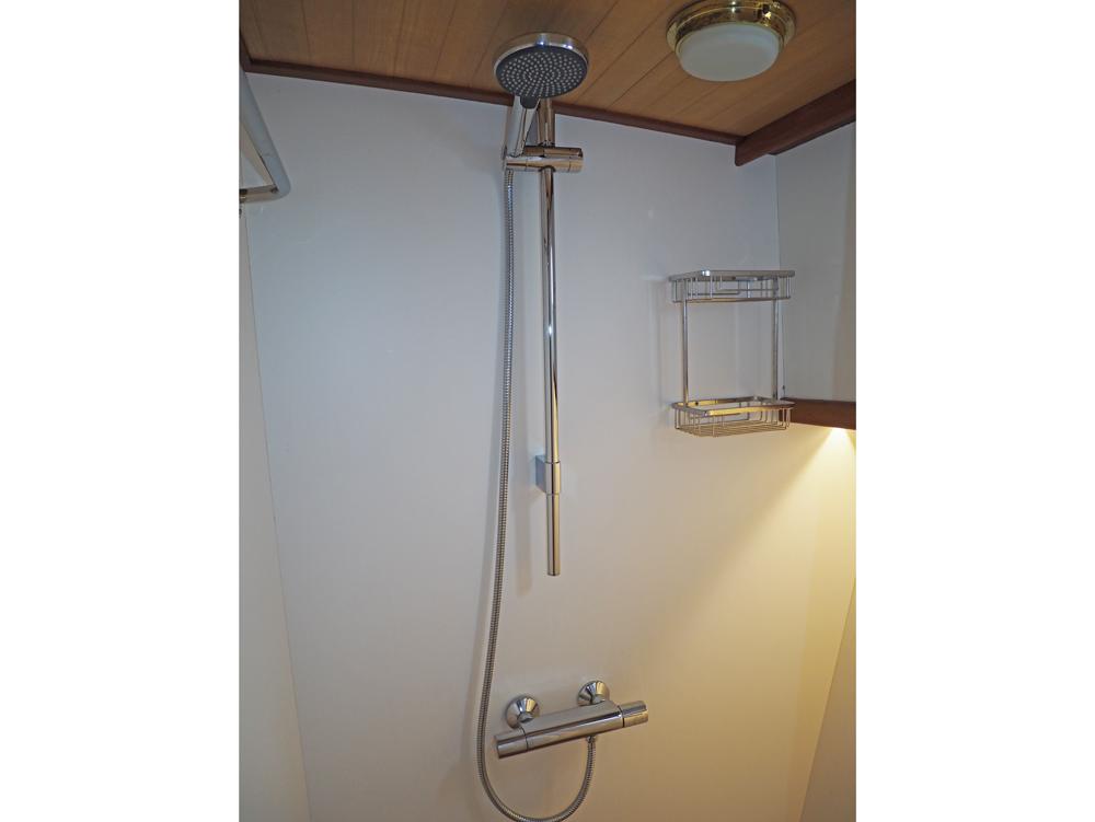 Cabin en avant, H&eacute;bergements